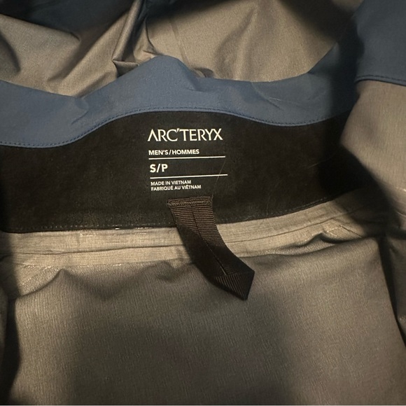 Arc'teryx Men's Beta AR Jacket in Stone Wash/Dark Stone Wash - Picture 9 of 10